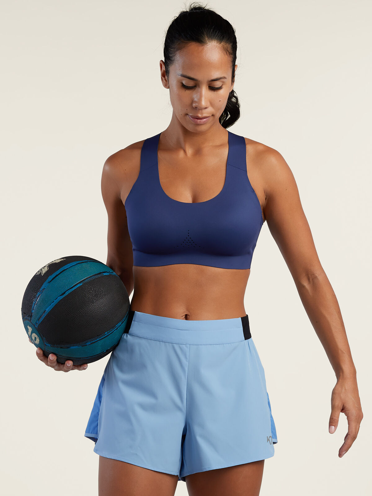 Sports bra without cross outlet back