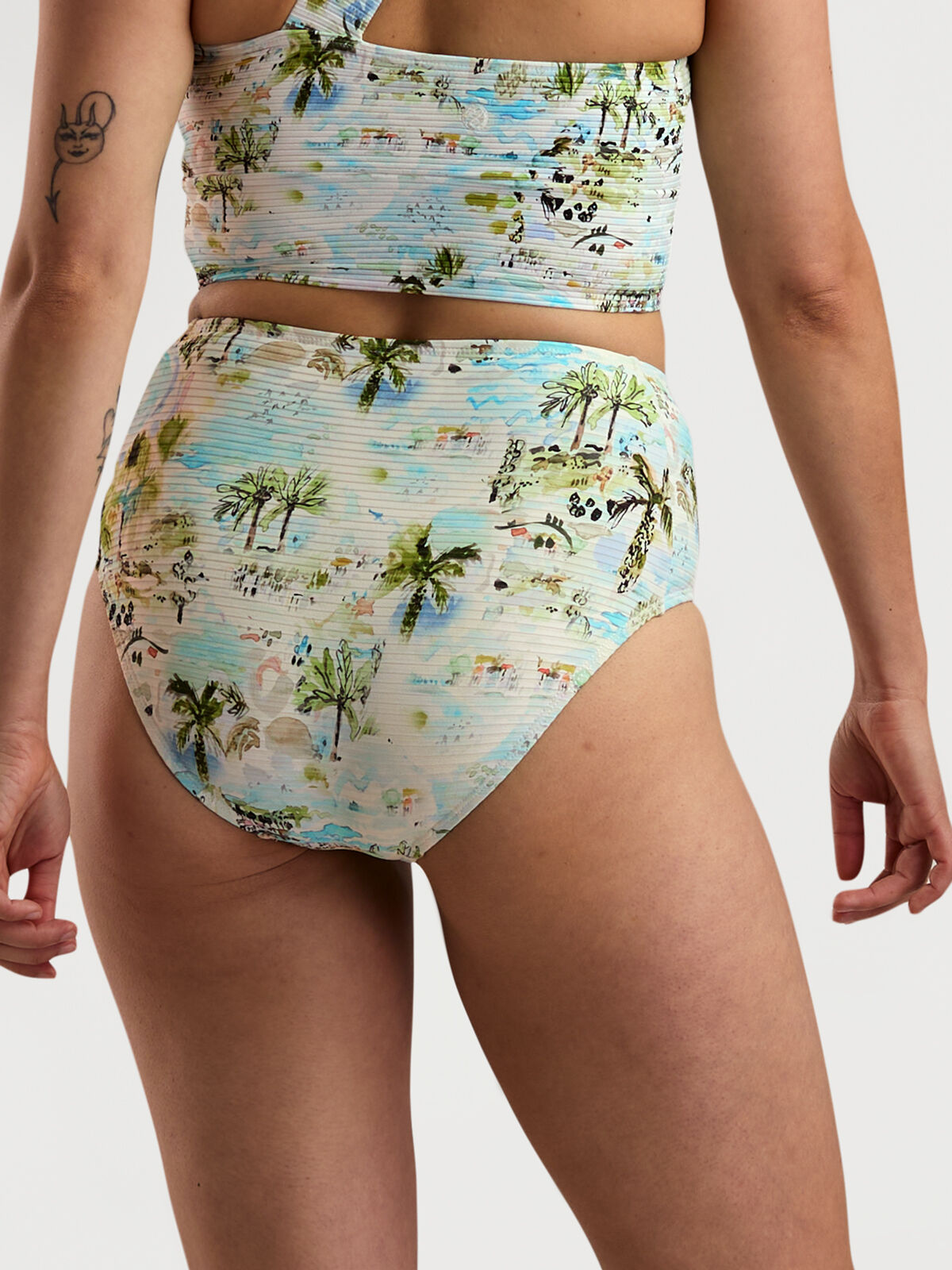 nineページです。 Nani Women's High Rise Bikini Bottom with Pockets | Title Nine